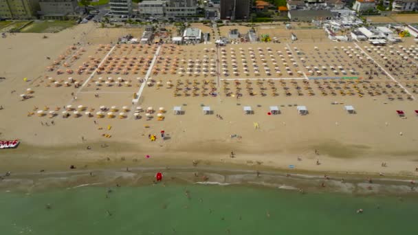 Draufsicht Auf Den Strand Von Rimini Mit Bunten Sonnenschirmen Und — Stockvideo