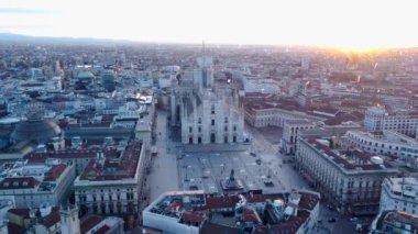 Milano 'daki Duomo Katedrali. Gün doğumunda Milan' ın merkezinde güzel bir sabah uçuşu. Yüksek kalite 4k görüntü