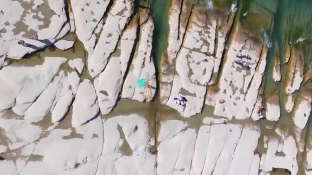 美丽的空中无人机射中了意大利卡塔卢斯湖锡尔敏石窟的太阳落山黄金小时夏季海岸牙买加海滩 优质Fullhd影片 — 图库视频影像
