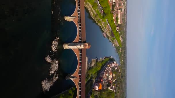 ヨーロッパ イタリア パヴィア ロンバルディアのパヴィアシティのドローンビュー ポンテコペルトはティチーノ川とポー川の橋を覆いました — ストック動画