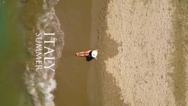 女孩在意大利海滩的海岸上 里米尼海滩避暑胜地从无人驾驶飞机上看到的垂直录像 优质Fullhd影片 — 图库视频影像