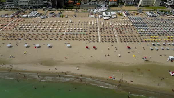 Vista Superior Uma Praia Areia Com Guarda Chuvas Pessoas Estância — Vídeo de Stock