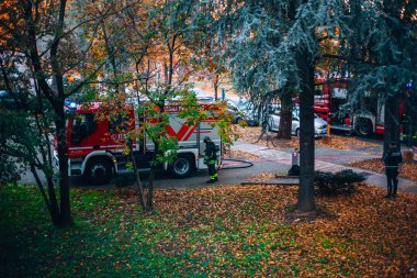 İtalyan itfaiyeciler Kuzey İtalya, Milan 'da yangın söndürüyorlar. Yüksek kalite fotoğraf