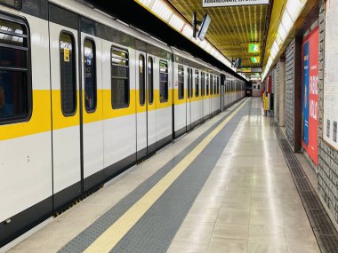 İtalya, Milan 28.11.2023: San Donato Milano metro istasyonu. Boş istasyon ve metro vagonu. Yüksek kalite fotoğraf