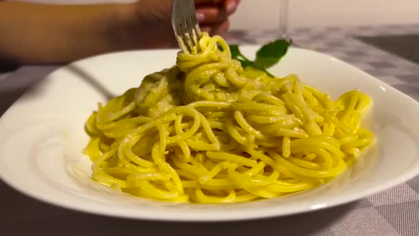 Spaghetti Mit Artischocken Pesto Und Walnüssen Rezept Hochwertiges Filmmaterial — Stockvideo