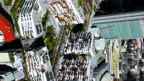 都市生活ミラノドローンビデオ垂直 空からのミラノの素晴らしい景色 シティーライフ地区の前景 建築家ザハ ハディッドによって設計されたミラノのシティライフ高級住宅複合施設 — ストック動画