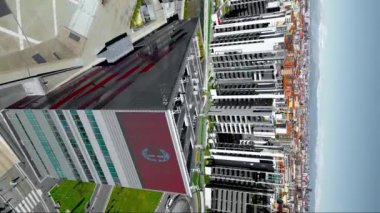 Milan, Portello, İtalya - 23.09.2023: Milano 'daki Park Portello' nun İHA 'sı, CityLife, Lombardy yakınlarında. Yeşil çimenli ve patikalı parkın yüksekliğinden bak. Milano 'daki İHA videosu. İtalya şehir manzarası