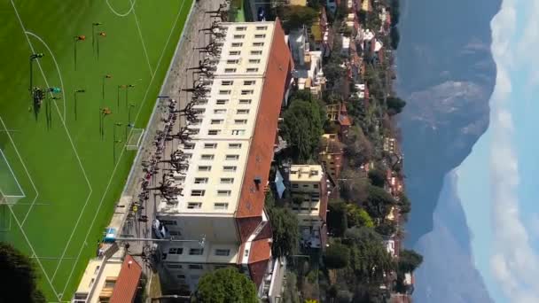 Voetbal Stadion Bellagio Aan Het Comomeer Drone View Verticale Video — Stockvideo