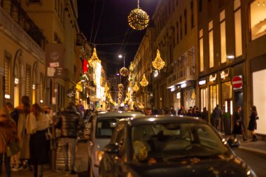 Milan 'da alışveriş. Monte Napoleone üzerinden ünlü alışveriş caddesi. Noel caddesi Noel için süslenmiş. Milano 'da Noel tatili. İtalya, Milan 2.12.2023.