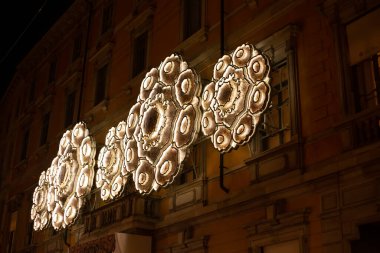 Milan Via Montenapoleone 'da vitrinleri olan Dior Butiği. Milan Montenapoleone bölgesindeki bir dükkanın vitrininde. İtalya, Milan 2.12.2023. Yüksek kalite fotoğraf