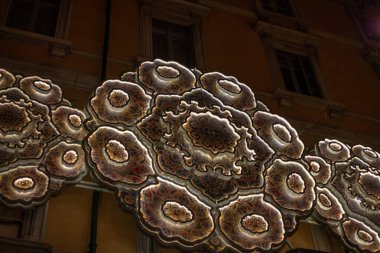 Milan Via Montenapoleone 'da vitrinleri olan Dior Butiği. Milan Montenapoleone bölgesindeki bir dükkanın vitrininde. İtalya, Milan 2.12.2023. Yüksek kalite fotoğraf