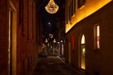 Akşam Caddesi Monte Napolyon Meşhur Alışveriş Sokağı. Noel caddesi Noel için süslenmiş. Milan, İtalya 2.12.2023. Yüksek kalite fotoğraf