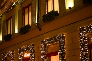 Akşam Caddesi Monte Napolyon Meşhur Alışveriş Sokağı. Noel caddesi Noel için süslenmiş. Milan, İtalya 2.12.2023. Yüksek kalite fotoğraf