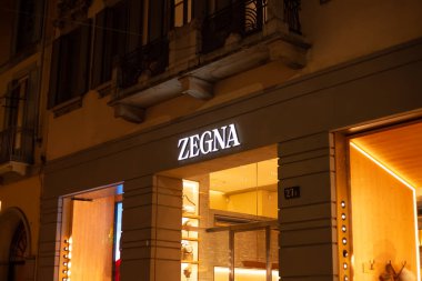 Milano 'nun akşam caddesindeki ünlü moda markalarının Noel vitrinleri. Moda bölgesi, Milan butikleri. İtalya, Milano 'da alışveriş ve Noel tatili 5.12.2023. 