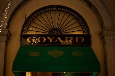 Moda bölgesi Monte Napoleone Bölgesi, Quadrilatero della moda. Akşam Monte Napolyon 'daki ünlü moda markalarının Noel vitrinleri. 5.12.2023. Yüksek kalite fotoğraf