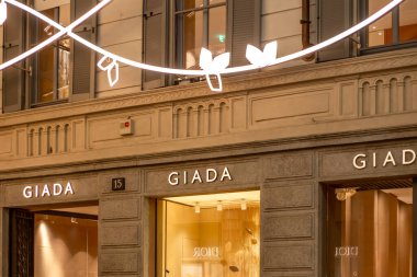 Moda bölgesi Monte Napoleone Bölgesi, Quadrilatero della moda. Akşam Monte Napolyon 'daki ünlü moda markalarının Noel vitrinleri. 5.12.2023. Yüksek kalite fotoğraf