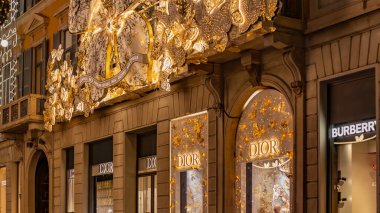 MILAN, İTALYA 4 Aralık 2023 Monte Napoleone caddesindeki bir Dior mağazası. Noel caddesi Noel için süslenmiş. Moda bölgesi. Yüksek kalite fotoğraf