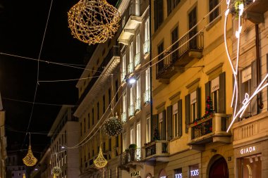 Akşam Şehri. Milano 'da Noel. İtalya 'nın Milano şehrinin merkezindeki Yeni Yıl dekorasyonu. 6 Aralık 2023