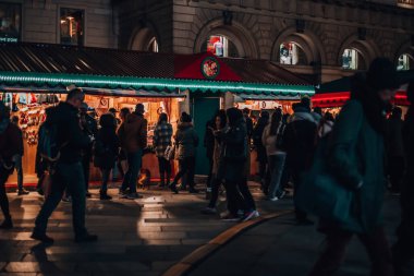 Milano, İtalya 11.12.2023 Noel pazarı Milano Piazza Duomo 'da. Akşam Milano Noel tatili boyunca. 
