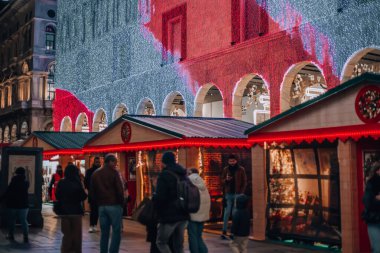 Milano, İtalya 11.12.2023 Noel pazarı Milano Piazza Duomo 'da. Akşam Milano Noel tatili boyunca. 