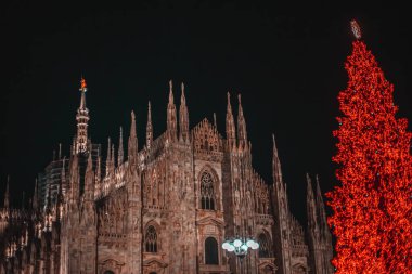 Milano, İtalya 11.12.2023 Yılbaşı ağacı Milano 'daki Piazza Duomo' da, şehrin akşam fotoğrafı.. 