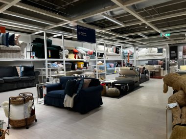 İtalya, Milan 11.12 2023: Ikea mağazasının içi. Kırsal kesimde insanların ev ihtiyaçları için alışveriş yaptığı bir dükkan. IKEA Milano San Giuliano. 