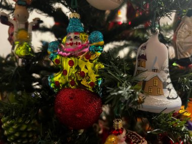 Noel ağacındaki güzel cam süslemeler. Yakın plan. Güzel bir Noel geçmişi. Yeni yıl için dekorasyon ve dekor konsepti. Yeni yıl kartı 2024. Yüksek kalite fotoğraf