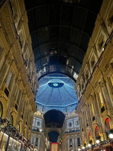 Gucci Noel Ağacı Ağaç değildir. Gucci imzalı 78 hediye kutusunun montajı. Milan ikonik Galleria Vittorio Emanuele II. Milan, İtalya 12.12.2023. 