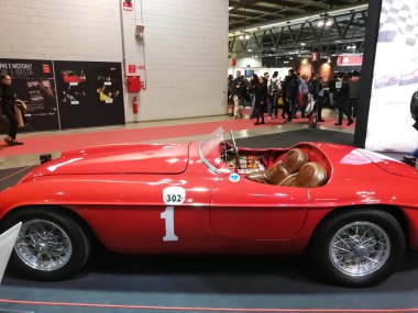 Milan, İtalya 11.2023 Milano Auto Classica, tüm hayranlar tarafından sevilen ve takip edilen klasik ve spor araba fuarıdır. Milano 'da araba sergisi.