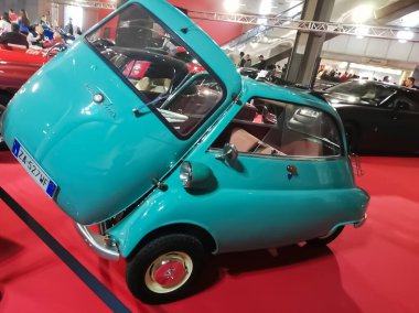 İtalya, Lombardiya, Milano 11.2023 Milano Otomobil Sınıfı 2023. Milano 'da klasik araba sergisi.