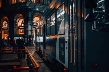 Milan, İtalya 12.12.2023. Milan 'ın merkezindeki tramvayın akşam manzarası. Noel 'de Milan' da akşam yemeği. Yüksek kalite fotoğraf