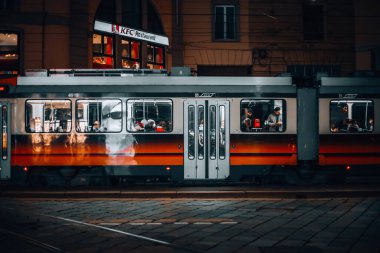 Milan, İtalya 12.12.2023. Milan 'ın merkezindeki tramvayın akşam manzarası. Noel 'de Milan' da akşam yemeği. Yüksek kalite fotoğraf