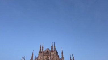 Milan, İtalya - 12 Aralık 2023: Milano katedralinin önündeki Noel ağacı, Duomo Meydanı, Aralık ayında. Milan Duomo Meydanı turistlerle dolu. Yüksek kalite 4k görüntü