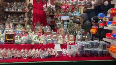 Milan, İtalya 11.12.2023 Noel tatili Milano 'da. Milano 'da Noel tatili boyunca yukarıda asılı duran parlak çelenklerle süslenmiş tarihi şehir merkezi. Yüksek kalite 4k görüntü
