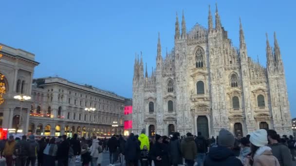 ミラノ イタリア 12月 2023 12月にミラノ大聖堂 デュオモ広場の前にクリスマスツリー 観光客でいっぱいのミラノ デュオモ広場 高品質の4K映像 — ストック動画