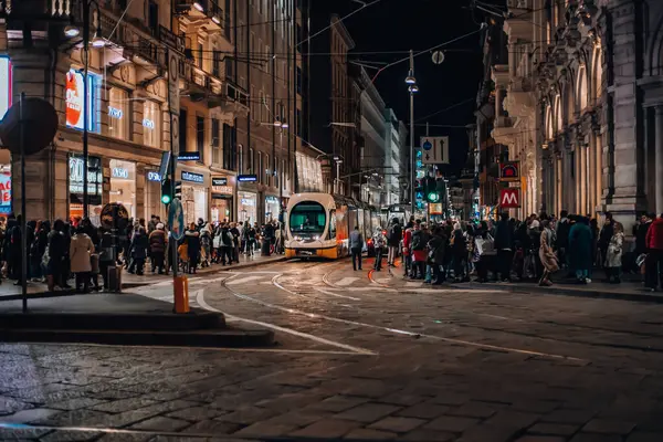 Milan, İtalya 12.12.2023. Milan 'ın tarihi merkezinde akşam caddesi. Tipik İtalyan binaları ve Lombard 'ın başkenti Milan' da sokak manzarası. Yüksek kalite fotoğraf