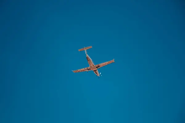 İtalya, Lombardiya, Milan 1.12.2023. Mavi gökyüzüne karşı uçak. Uçak İtalyan havaalanı Linate 'a iniyor. Yüksek kalite fotoğraf