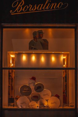 Milan, İtalya 14.12.2023. Akşamları Milano 'nun merkezinde bir sürü turistle dükkan vitrininde. Yılbaşı tatilinde Milano 'da alışveriş yapmak. - Evet. Yüksek kalite fotoğraf