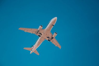 İtalya, Milan, San Donato Milano 14.12.2023. Linate havaalanına alçaktan bir uçak indi. Mavi gökyüzüne karşı uçak. Yüksek kalite fotoğraf