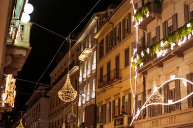 Noel satışları. Yılbaşı tatilinde Milano 'da alışveriş yapmak. Milano 'da Noel. İtalya 'nın Milano şehrinin merkezindeki Yeni Yıl dekorasyonu. 14 Aralık 2023. 