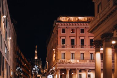 Milan Noel 'i İtalya 'nın başkentinde tatil. Şehrin Noel süslemeleri, şehrin arka planına karşı. Karsız bir yeni yıl. Noel süsleri. Milan, İtalya 14.12.2023. Yüksek kalite fotoğraf