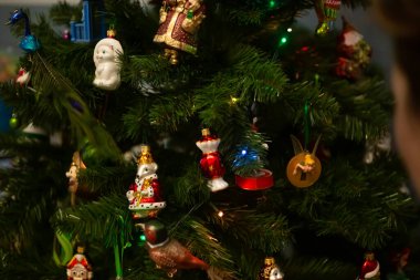 Noel ağacı süsleme, yakın çekim, kopyalama alanı. Mutlu Noeller ve mutlu yıllar. Kadın elleri Noel ağacını toplar ve oyuncaklarla süslüyor.. 