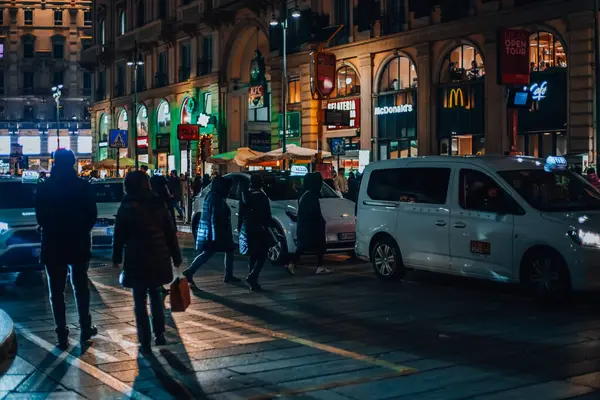 Milan, İtalya 14.12.2023. Milan şehir merkezi akşam sokak manzarası. 