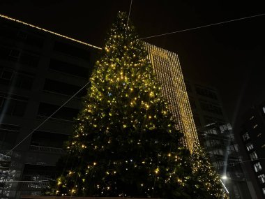Noel ışıkları Milano 'nun meydanlarını aydınlatıyor. Lendlease, Santa Giulia, Milan ve İtalya ile Piazza Modotti 'deki Noel atmosferini yükseltecek..