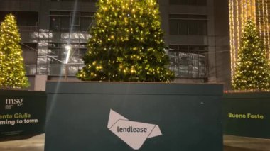 Milan, İtalya 15.12.2023. Piazza Modotti 'de Noel atmosferi ve Santa Giulia' sı. Aydınlık festival perdeleri Russolo 9 aracılığıyla binanın merdiven boşluklarını süsleyecek. Milano 'da Noel ağacı.