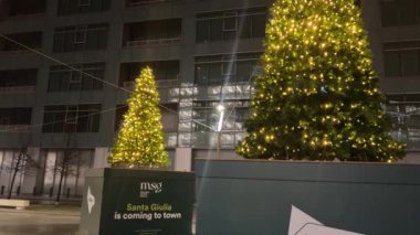Milan, İtalya 15.12.2023. Piazza Modotti 'de Noel atmosferi ve Santa Giulia' sı. Aydınlık festival perdeleri Russolo 9 aracılığıyla binanın merdiven boşluklarını süsleyecek. Milano 'da Noel ağacı.