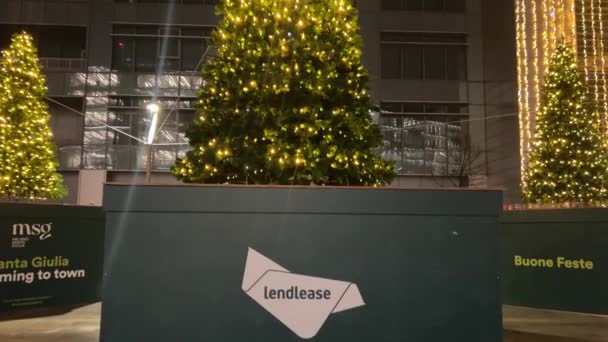 意大利米兰15 2023 在Modotti广场的圣诞气氛和它的圣朱利亚 灯火通明的节日窗帘将装饰通过俄罗斯9号大楼的楼梯井 米兰的圣诞树 — 图库视频影像