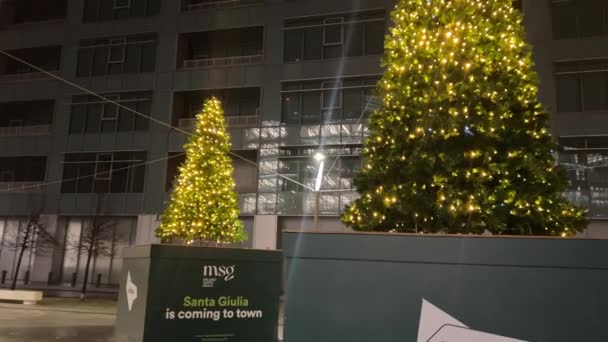 意大利米兰15 2023 在Modotti广场的圣诞气氛和它的圣朱利亚 灯火通明的节日窗帘将装饰通过俄罗斯9号大楼的楼梯井 米兰的圣诞树 — 图库视频影像