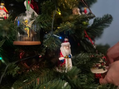 Yeni yıl süslemeleri ve oyuncakları. Yeni yıl atmosferi. Noel arkaplanını kapat. Mutlu Noeller ve mutlu yıllar. Noel Konsepti. 