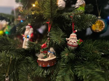 Yeni yıl süslemeleri ve oyuncakları. Yeni yıl atmosferi. Noel arkaplanını kapat. Mutlu Noeller ve mutlu yıllar. Noel Konsepti. 